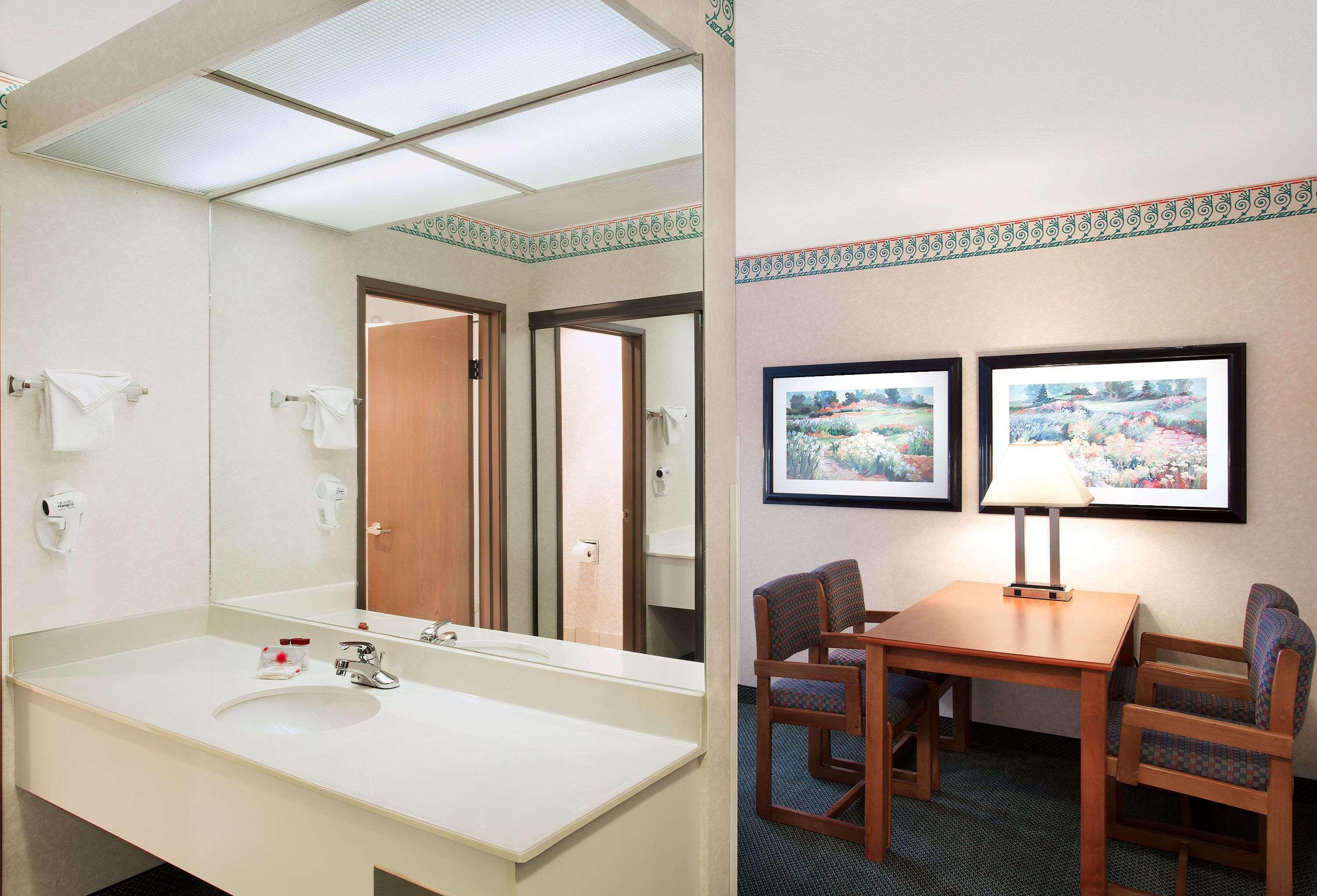 Surestay Plus Hotel By Best Western Price Bagian luar foto