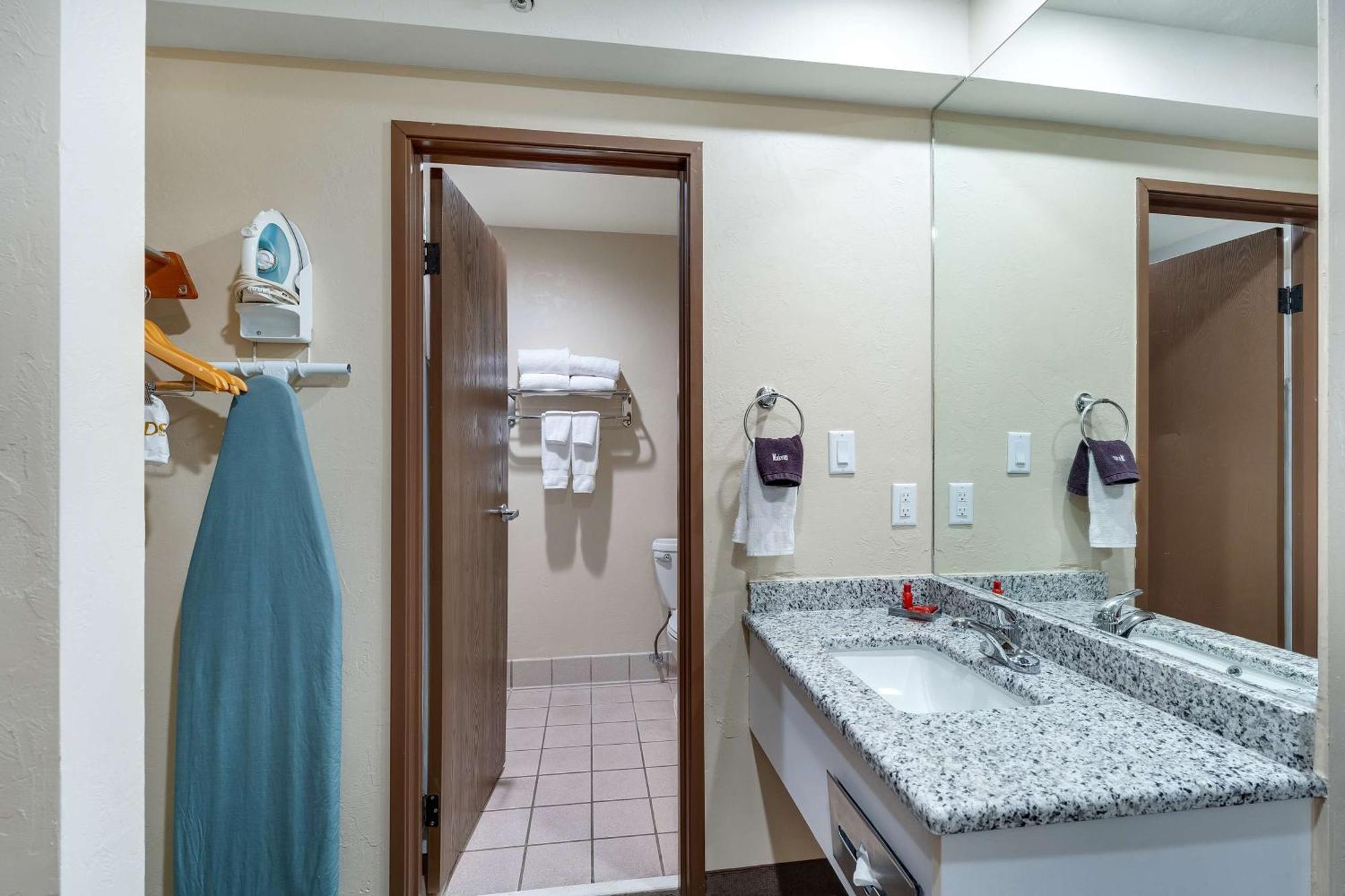Surestay Plus Hotel By Best Western Price Bagian luar foto