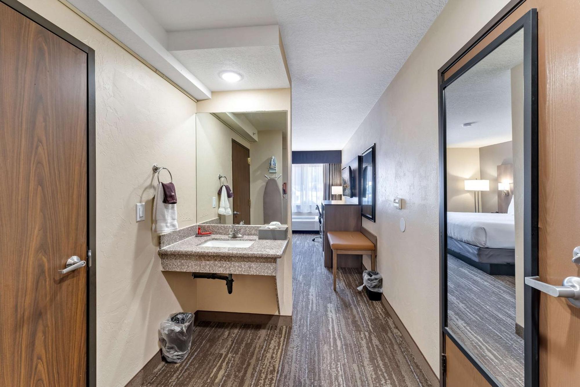 Surestay Plus Hotel By Best Western Price Bagian luar foto
